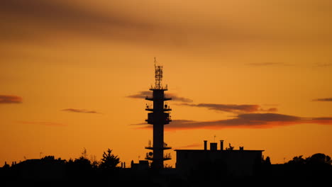 Silhouette-Eines-Sendeantennenturms-Mit-Orangefarbenem-Sonnenuntergang-In-Montpellier,-Frankreich
